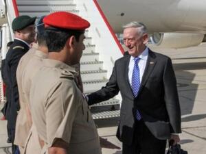 وزير الدفاع الاميركي جيم ماتيس يصافح مسؤولين عمانيين لدى وصوله الى العاصمة مسقط


