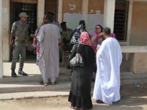 موريتانيون ينتظرون خارج مركز للاقتراع من اجل الإدلاء بأصواتهم في الاستفتاء الدستوري في 5 آل/أغسطس 2017
