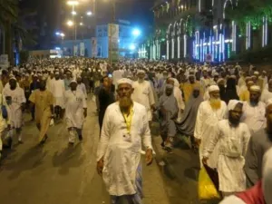 حجاج مسلمون عند خروجهم من المسجد الحرام في مكة المكرمة
