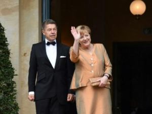 المستشارة الألمانية أنغيلا ميركل وزوجها يواكيم ساور
