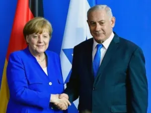 ارشيف/ نتانياهو مصافحا ميركل خلال زيارة له الى المانيا
