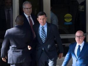 مايكل فلين المستشار السابق للرئيس الأميركي دونالد ترامب يغادر المحكمة الفدرالية في واشنطن 
