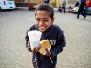 فتى من أميركا الوسطى ضمن قافلة المهاجرين المتجهة إلى الولايات المتحدة
