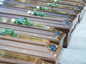 توابيت في مقبرة ساليرنو في جنوب ايطاليا وبداخلها جثامين 26 فتاة قضين في البحر المتوسط اثناء محاولتهن الوصول الى اوروبا.

