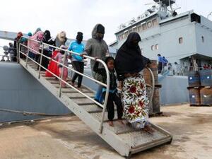 مهاجرون يصلون إلى قاعدة عسكرية بحرية بعد إنقاذهم من قبل خفر السواحل الليبي في مدينة طرابلس الليبية 
