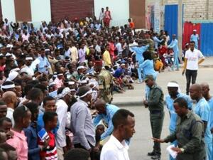 صوماليون محتشدون في مقديشو  في الذكرى الاولى للاعتداء في وسط العاصمة.

