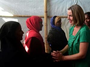 موغريني تصافح لاجئين من أقلية الروهينغا في مخيم كوتويابونغ في بنغلادش

