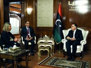 رئيس حكومة الوفاق الليبية فايز السراج (يمين) مستقبلا وزيرة خارجية الاتحاد الاوروبي فيديريكا موغيريني في طرابلس
