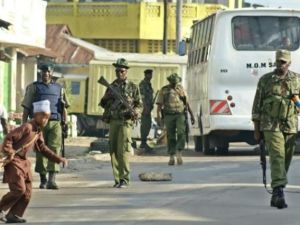 دورية للشرطة الكينية في احد شوارع مومباسا

