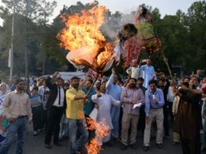 باكستانيون يحرقون دمية تجسد رئيس الوزراء الهندي ناريندرا مودي خلال تظاهرة في القسم الباكستاني من اقليم كشمير

