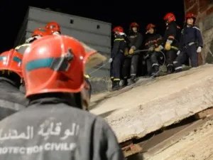 عناصر اجهزة الاغاثة يبحثون عن ناجين تحت انقاض مبنى من اربعة ادوار بعد انهياره في الدار البيضاء بالمغرب


