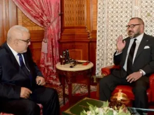 العاهل المغربي خلال اجتماعه الى بنكيران في الرباط

