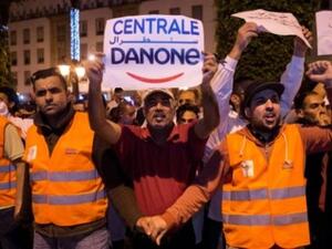 عمال في شركة "سنترال دانون" يتظاهرون امام البرلمان في الرباط 
