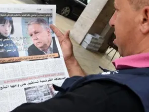 مغربي يقرأ خبرا في صحيفة حول اتهام صحافيين فرنسيين بابتزاز ملك المغرب
