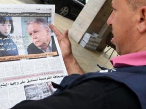 مغربي يقرأ خبرا في صحيفة حول اتهام صحافيين فرنسيين بابتزاز ملك المغرب
