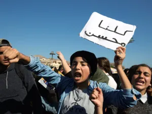 الآلاف يتظاهرون في الحسيمة المغربية على خلفية مقتل بائع السمك

