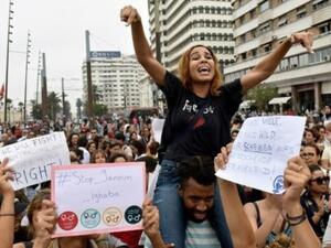 متظاهرون في الدار البيضاء بالمغرب في 23 آب/أغسطس 2017 احتجاجا على التعدي الجنسي الجماعي على امرأة في حافلة

