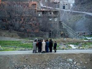 قرويون يتجمعون على طريق في قرية إمليل السياحية في جبال الاطلس
