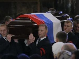 رجال يحملون نعش السفير الروسي لدى تركيا أندريه كارلوف في مراسم تأبين في موسكو يوم الخميس
