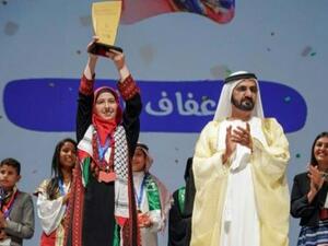 نائب الرئيس الاماراتي ورئيس الحكومة الاماراتية وحاكم دبي الشيخ محمد بن راشد آل مكتوم خلال توزيعه الجوائز على الفائزين في مسابقة القراءة باللغة العربية في دبي
