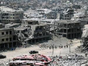 قوات عراقية بين الدمار في المدينة القديمة في الموصل


