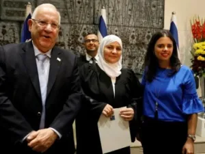 المحامية هناء خطيب اول قاضية شرعية في المحاكم الاسلامية في اسرائيل تتوسط الرئيس الاسرائيلي رؤوفين ريفلين ووزيرة العدل الاسرائيلية إيليت شاكيد

