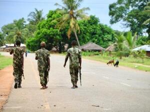 جنود من الجيش الموزمبيقي يقومون بدوريات في ماسيمبو دا برايا
