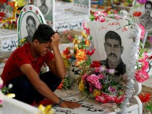 حيدر حمداني | شاب عراقي يبكي قرب ضريح في مقبرة وادي السلام في النجف في اول ايام عيد الاضحى
