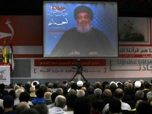 حسن نصرالله يتحدث عبر شاشة في مناسبة حزبية وسط حشد من أنصاره تجمعوا في قاعة في الضاحية الجنوبية لبيروت
