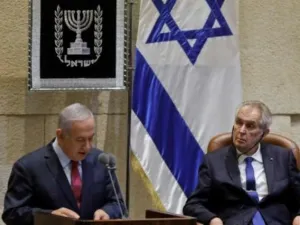 رئيس تشيكيا ميلوس زيمان يستمع إلى رئيس الوزراء الاسرائيلي بنيامين نتانياهو خلال جلسة في الكنيست في القدس
