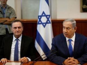 رئيس الوزراء الاسرائيلي بنيامين نتنياهو (إلى اليمين) ووزير المخابرات الإسرائيلي إسرائيل كاتس 
