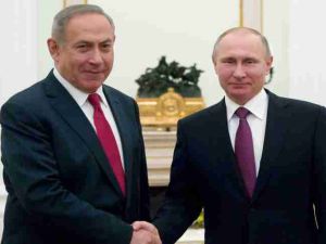 الرئيس الروسي فلاديمير بوتين (يمين) ورئيس الحكومة الاسرائيلية بنيامين نتانياهو