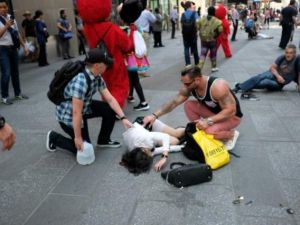 جرحى سقطوا عندما دهست سيارة المارة في ساحة تايمز سكوير في نيويورك في 18 ايار/مايو 2017

