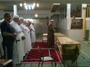 امام مسجد الرحمة الكبير في نيس خلال مراسم دفن ضحايا الاعتداء المسلمين

