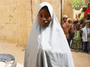 تسلقت حسنة محمد البالغة 13 عاما سياجا للهرب من هجوم مشتبه به لجماعة بوكو حرام الجهادية على مدرسة في دابشي في شمال شرق نيجيريا


