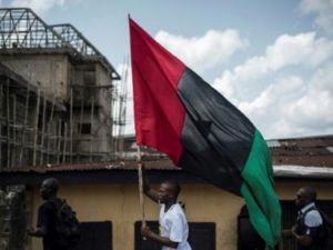 مؤيدون للحركة سكان بيافرا الاصليين يرفعون علم بيافرا في منطقة اونوسو في ذكرى اعلان انفصال الاقليم
