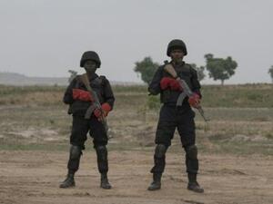 عنصران من وحدة القوات النيجيرية الخاصة في عرض عسكري خلال قمة القوات البرية الافريقية في غواغوالادا
