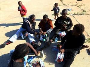 مهاجرون أفارقة يصلون غلى قاعدة بحرية في طرابلس

