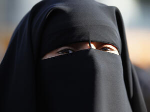 الجزائر تحظر النقاب في أماكن العمل