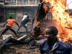 سكان في احد احياء نيروبي يضرمون النار في متراس

