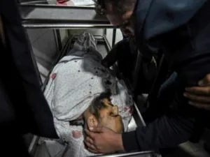 جثمان القيادي في كتائب القسام نور بركة في مشرحة مستشفى في خان يونس في جنوب قطاع غزة
