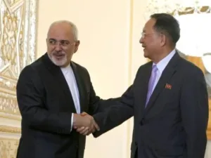 وزير الخارجية الايراني محمد جواد ظريف (يسار) مستقبلا نظيره الكوري الشمالي ري يونغ هو في طهران
