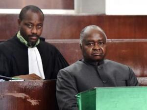 وزير العمل والاشغال العامة السابق في ساحل العاج اوبير اولاي خلال جلسة محاكمته في أبيدجان
