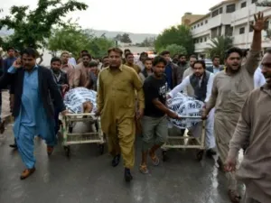 مسيحيون باكستانيون يجرون محفتين تحملا جثث ضحايا هجوم مسلح بالرصاص خارج كنيسة في كويتا عاصمة ولاية بلوشستان (جنوب غرب)

