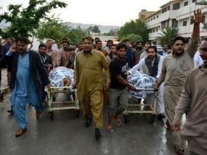 مسيحيون باكستانيون يجرون محفتين تحملا جثث ضحايا هجوم مسلح بالرصاص خارج كنيسة في كويتا عاصمة ولاية بلوشستان (جنوب غرب)

