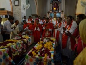 مسيحيون باكستانيون في جنازة اشخاص قتلوا في اعتداء انتحاري في لاهور خلال أحد الفصح العام الفائت.

