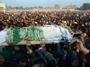 باكستانيون يحملون جثمان الطفلة زينب خلال تشييعها في مدينة قصور
