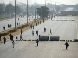 متظاهرون يغلقون الطريق الرئيسي السريع إلى إسلام أباد

