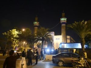 عناصر امن امام مسجد "باب العلم" الشيعي بعد استهدافه في اسلام اباد
