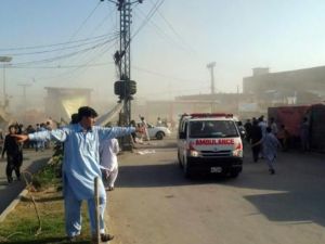 سيارة اسعاف تنقل ضحايا بعد انفجارين في مدينة باراشينار الباكستانية
